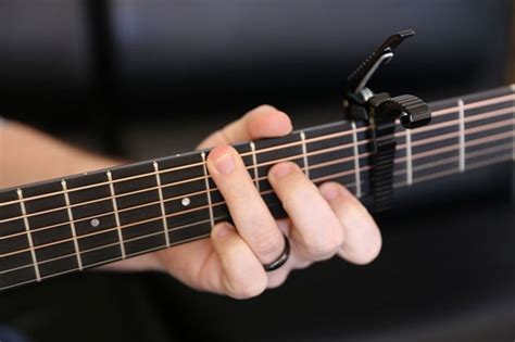 How to Use Guitar Capo: Unlocking the Secrets of Musical Transposition and Beyond